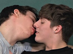 British amateurs Justin Tiempo and Leo Summers have anal sex